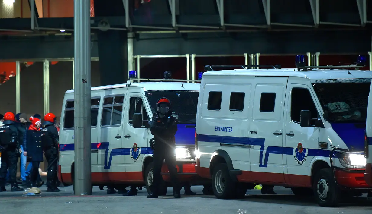 Petugas kepolisian berjaga di luar Stadion San Mames, Bilbao, Spanyol, Kamis (22/2). Polisi Inocencio Arias Garcia tiba-tiba ambruk setelah suar meledak di dekatnya. (ANDER GILLENEA/AFP)