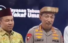 Momen Hangat Ustaz Abdul Somad Pasang Kain & Selipkan Keris ke Kapolri, Diiringi Pantun Melayu