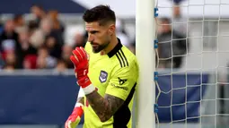 Benoit Costil. Kiper Bordeaux asal Prancis berusia 34 tahun ini total kebobolan sebanyak 62 gol di Liga Prancis musim 2021/2022 dari total 25 laga meski mampu membuat 72 saves dan 1 kali clean sheet. Di akhir musim Sassuolo menempati posisi buncit di klasemen akhir dengan total kebobolan sebanyak 91 gol dan harus terdegradasi ke kasta ke-3 sepak bola Prancis. Benoit Costil sendiri dipastikan hengkang dari klub saat kontraknya habis di akhir musim 2021/2022. (AFP/Romain Perrocheau)