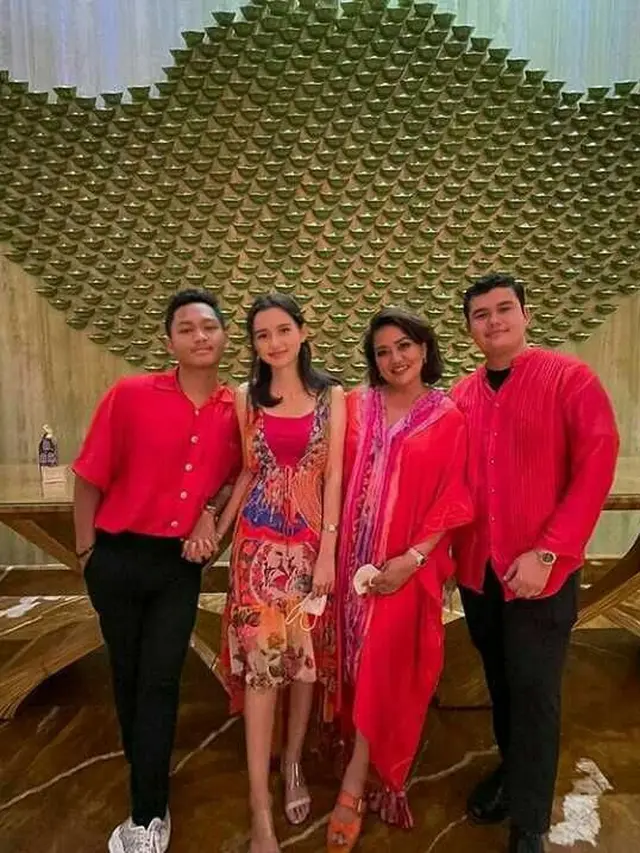 6 Potret Kebersamaan Azriel Hermansah Bareng Keluarga Sarah Menzel, Makin Akrab