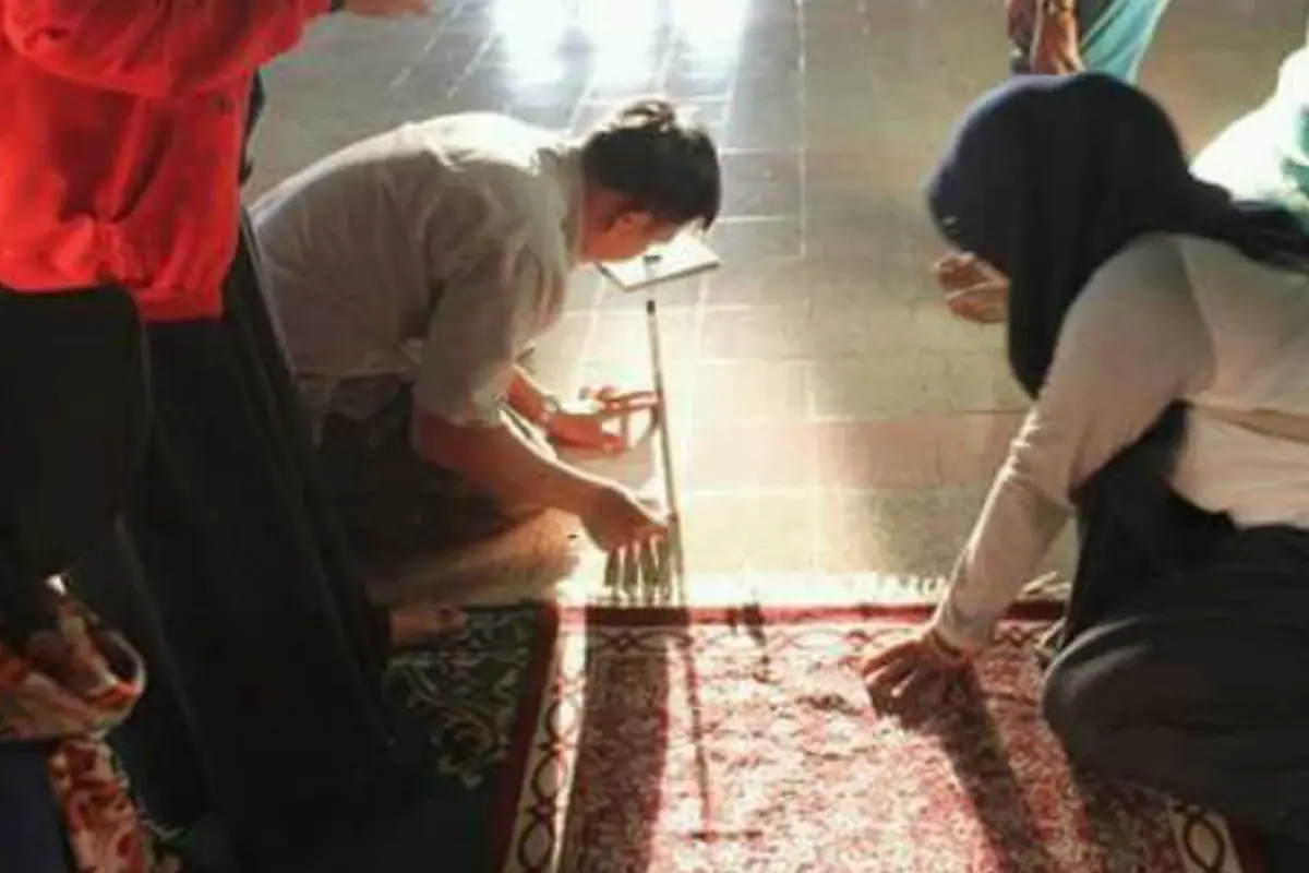 Pengecekan arah kiblat di masjid atau musala. (Dok Kemenag)