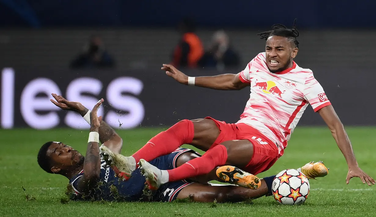 Bek Paris Saint Germain (PSG) Presnel Kimpembe (kiri) dan gelandang RB Leipzig Christopher Nkunku terjatuh saat berebut bola pada matchday keempat fase grup Liga Champions di Sheriff Stadium, Kamis dinihari WIB (4/11/2021). PSG harus puas dengan skor imbang 2-2. (FRANCK FIFE / AFP)
