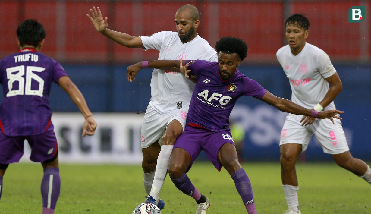 Pemain Persik Kediri, Joanderson De Jesus Assis (kanan), berebut bola dengan pemain Persikabo 1973, Lucas Gama Moriera (kiri), dalam lanjutan pertandingan babak penyisihan Grup D Piala Presiden 2022 di Stadion Kanjuruhan, Malang, Jawa Timur, Minggu (12/6/2022). (Bola.com/Arief Bagus)