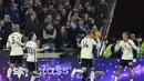 Bek Liverpool, Trent Alexander-Arnold (kanan) berselebrasi usai mencetak gol ke gawang West Ham United pada pertandingan lanjutan Liga Inggris di stadion London (8/11/2021). Kemenangan atas Liverpool membuat West Ham berhasil masuk ke tiga besar klasemen sementara Liga Inggris. (AP Photo/Ian Walton)