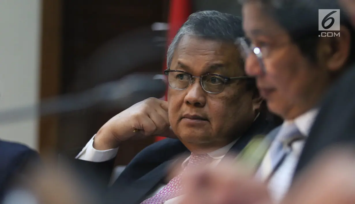 Gubernur Bank Indonesia (BI), Perry Warjiyo saat Rapat Dewan Gubernur di Jakarta, Kamis (21/2). BI kembali menahan suku bunga acuan BI 7-Days Reverse Repo Rate (BI7RRR) di angka 6 persen. (Liputan6.com/Angga Yuniar)