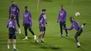 Gelandang Real Madrid Eduardo Camavinga (kanan) menendang bola saat sesi latihan bersama rekan setimnya, di stadion Al Nassr, di Riyadh, Arab Saudi, Selasa (10/1/2023). Real Madrid akan menghadapi Valencia di King Fahd International Stadium pada semifinal Piala Super Spanyol, Kamis, 12 Januari 2023, dini hari WIB. (AP Photo/Hussein Malla)