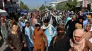 Penduduk setempat mengambil bagian dalam pawai protes terhadap pengumuman yang dilaporkan oleh Taliban di Kandahar (14/9/2021). Para penduduk memprotes Taliban yang ingin menggusur rumah mereka yang dibangun di atas tanah milik negara. (AFP/Javed Tanveer)
