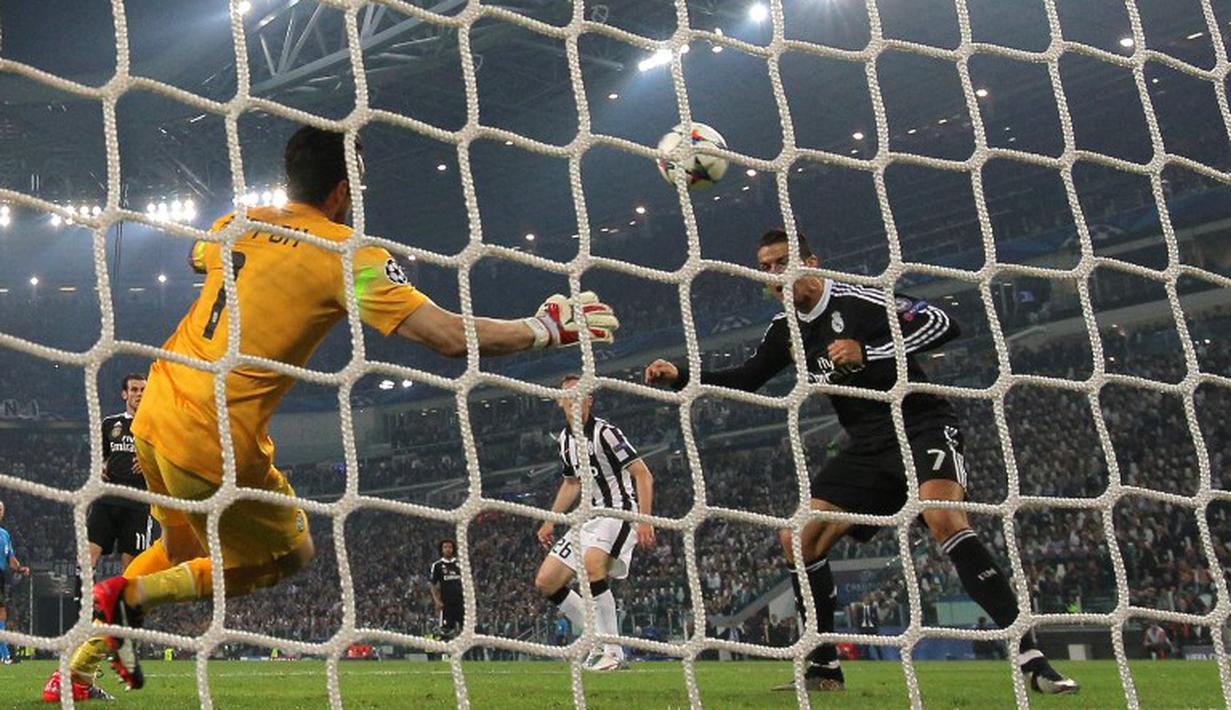 Cristiano Ronaldo berhasil membawa Real Madrid menyamakan angka di menit ke-27 lewat sundulan. (AFP PHOTO/MARCO BERTORELLO)