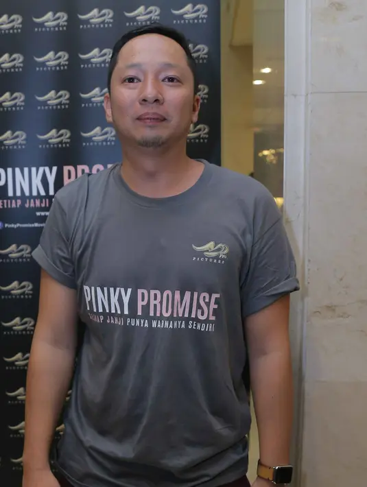 "Gue enggak ada pembenaran untuk diri gue. Gue juga enggak bangga (merokok sejak SMA) karena dianggap keren. Gue pengin berhenti merokok. Kalau bisa Alhamdulillah," terang Ringgo Agus Rahman di Plaza Senayan, Jumat (19/8).(Andy Masela/Bintang.com)