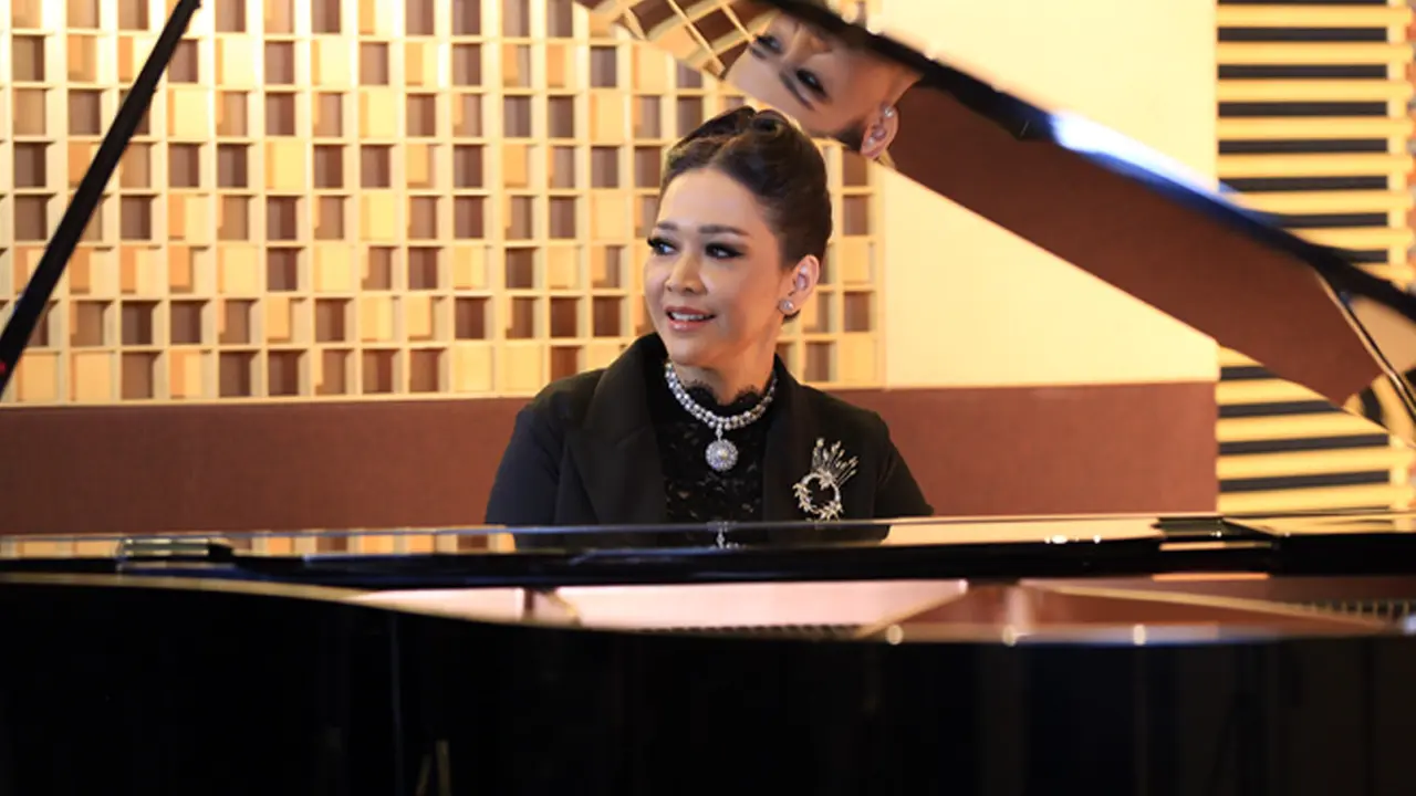 [Bintang] Keseruan Maia Estianty Nonton Konser Bruno Mars di Jepang