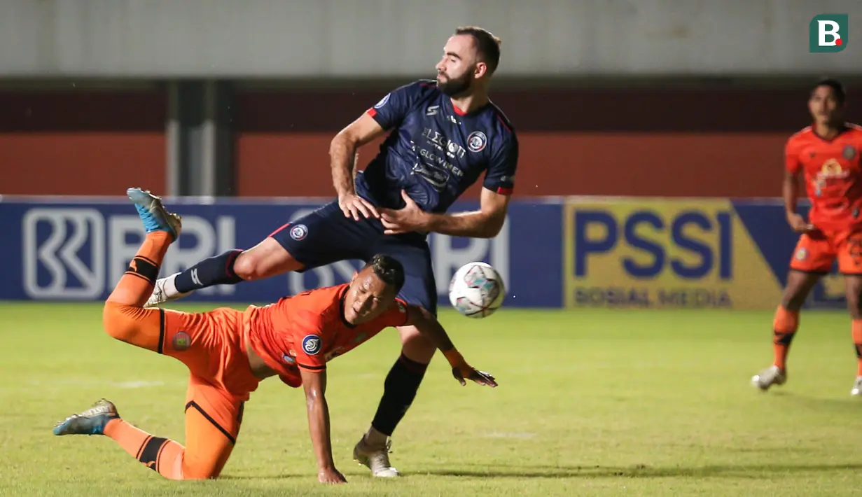 Arema FC memulai babak kedua dengan agresivitas yang cukup tinggi setelah berhasil unggul 1-0 pada babak pertama. Hasilnya, hanya dalam kurun waktu 11 menit sejak babak kedua dimulai, Singo Edan berhasil menggandakan keunggulan. (Bola.com/Bagaskara Lazuardi)