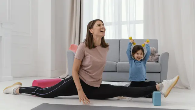 Tips Olahraga 10 Menit Ibu & Anak yang Bisa Dicoba di Rumah [Dok/freepik.com]