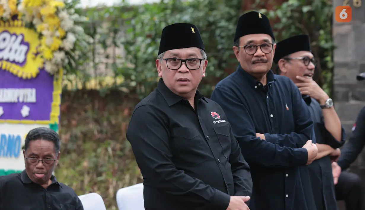Sekretaris Jenderal PDI Perjuangan Hasto Kristiyanto tiba di rumah duka Guruh Soekarnoputra di Jalan Sriwijaya Raya, Kebayoran Baru, Jakarta Selatan, Sabtu (26/9/2026). (KLY/Budy Santoso)