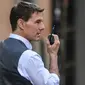 Aktor AS, Tom Cruise terlihat sedang syuting film "Mission Impossible 7" di Roma, Italia, Selasa (6/10/2020). Proses pengambilan gambar "Mission Impossible 7" kembali dilanjutkan setelah sempat terhenti akibat pandemi COVID-19. (Photo by Alberto PIZZOLI / AFP)