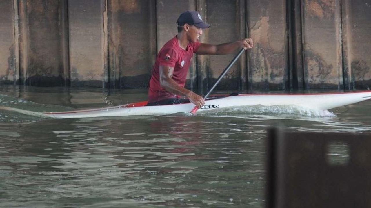 Hanya saja terkendala oleh banyaknya sampah, sehingga sempat menyulitkan mereka untuk mendayung. Foto: merdeka.com / Imam Buhori