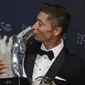 Penyerang Bayern Munchen, Robert Lewandowski mencium penghargaan Pemain Terbaik UEFA dalam acara UEFA Awards di Genewa, Swiss (1/10/2020). Lewandowski meraih penghargaan ini berkat penampilannya mengantarkan Munchen memenangi Liga Champions dan meraih treble.  (ROBERT HRADIL / AFP / UEFA)