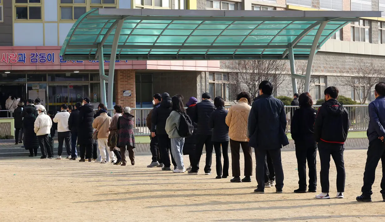 Warga antre untuk memberikan suara mereka pada pemilihan presiden di TPS lokal di Anyang, Korea Selatan, Rabu (9/3/2022). Korea Selatan mulai pemilihan presiden dengan mempertarungkan Lee Jae-myung yang berhaluan liberal dan Yoon Suk-yeol dari kubu konservatif. (Ahn Jung-hwan/Yonhap via AP)