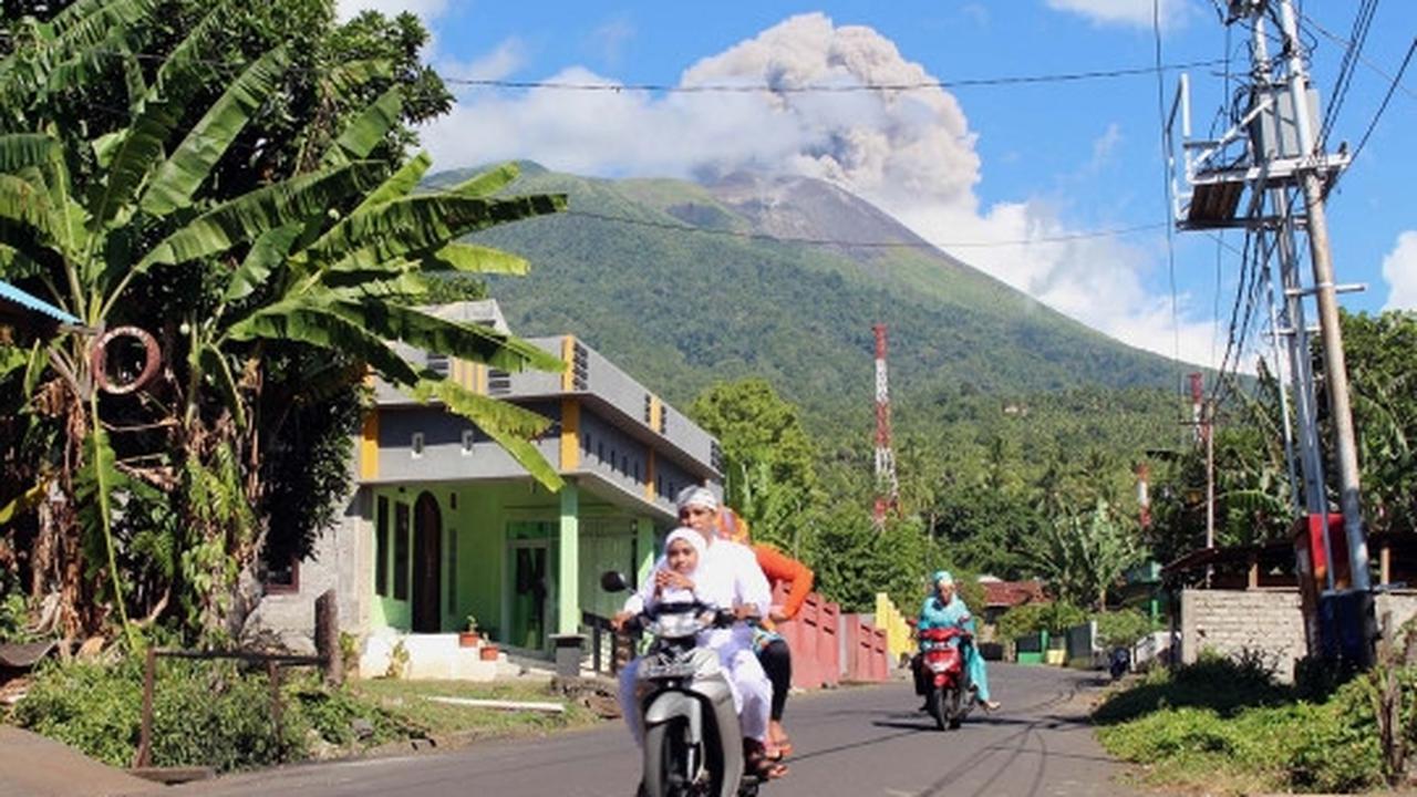 Erupsi tiga gunung berapi warnai perayaan Idul Fitri di Indonesia