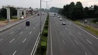 Sejumlah kendaraan melintas di Jalan Tol Jakarta-Cikampek, Selasa (13/3). Pada hari pertama pemberlakuan kebijakan, dinyatakannya, terpantau pengguna jalan tol beralih waktu. (Liputan6.com/Arya Manggala)