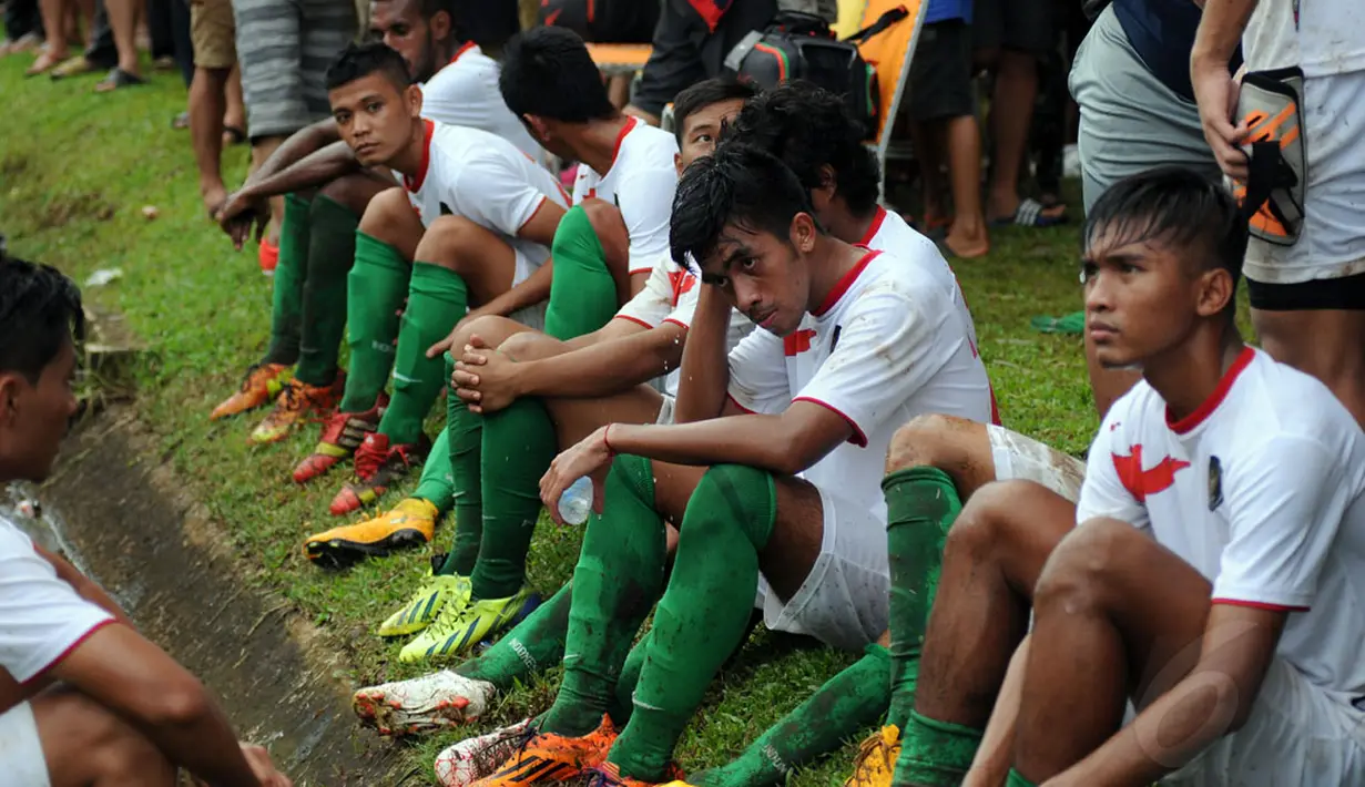 Sejumlah pemain timnas U-23 Indonesia beristirahat usai berlaga melawan Martapura FC di National Youth Training Centre, Sawangan, Depok (4/1/2015). Timnas U-23 Indonesia bermain imbang 0-0 saat melawan Martapura FC. (Liputan6.com/Helmi Fithriansyah)