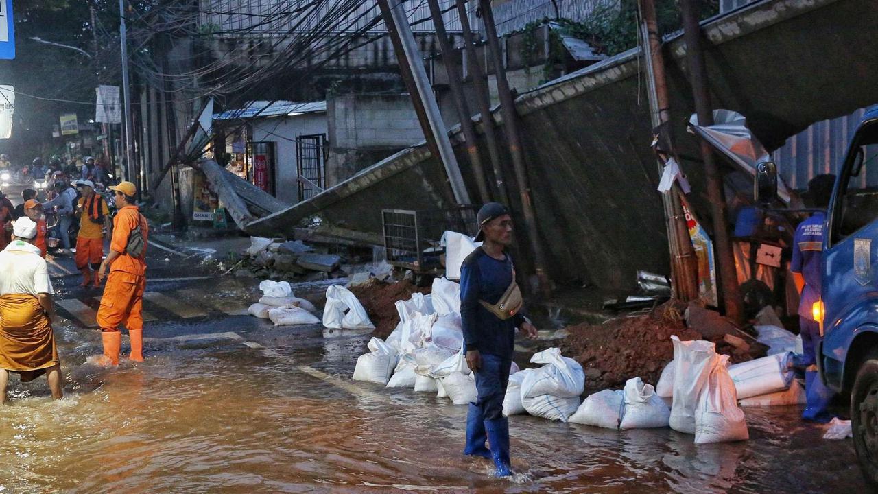 Tembok roboh di Kalibata akibat hujan deras
