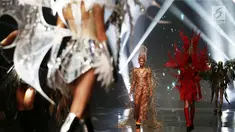 Model memperagakan headpiece dan kostum rancangan Rinaldy A. Yunardi pada peragaan tunggal bertajuk 'Equilibrium' di Jakarta, Rabu (13/12). Ada 47 mahakarya yang disuguhkan dalam kolaborasi bersama Absolut Elyx tersebut. (Liputan6.com/Johan Tallo)