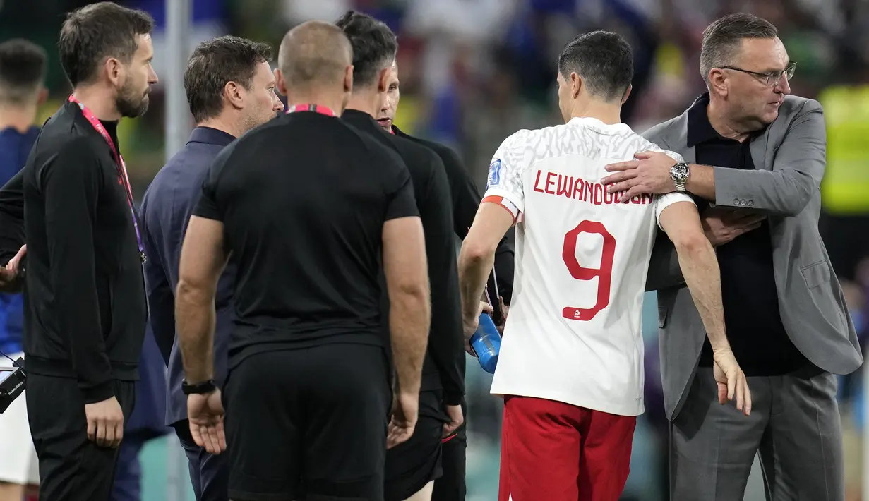 Namun yang pasti Robert Lewandowski dipastikan tidak akan berbisik lagi kepada para pemain PSG lainnya di sisa Piala Dunia 2022 karena Polandia harus terhenti langkahnya di babak 16 besar usai kalah dari Prancis. (AP/Natacha Pisarenko)