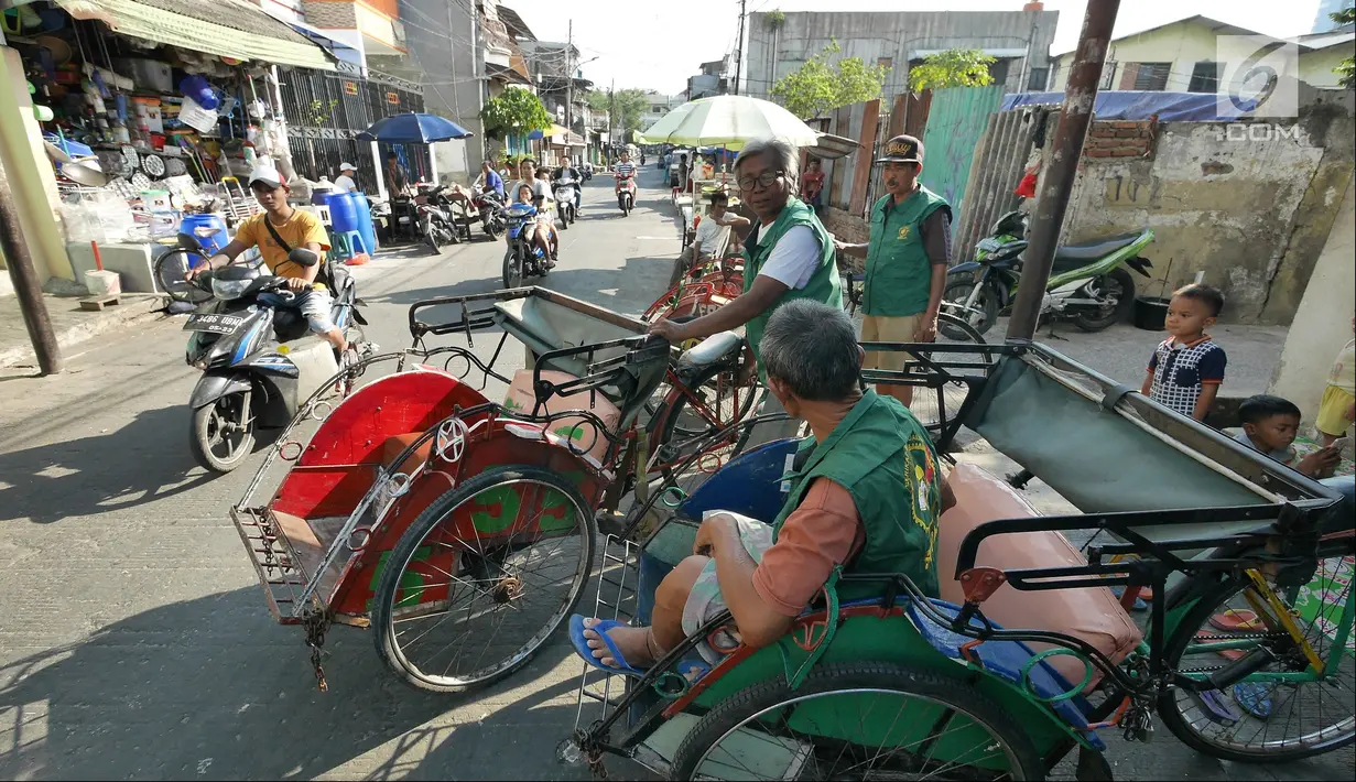 Pengayuh becak menunggu penumpang di Kawasan Pasar Rajawali, Pademangan, Jakarta Utara, Senin (8/10). Pemprov DKI Jakarta berencana merevisi Peraturan Daerah (Perda) Nomor 8 Tahun 2007 tentang Ketertiban Umum. (Liputan6.com/Herman Zakharia)