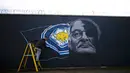  Seniman Richard Wilson saat membuat mural manajer Leicester City Claudio Ranieri di Leicester, Inggris 29 April 2016. (REUTERS / Darren Staples)
