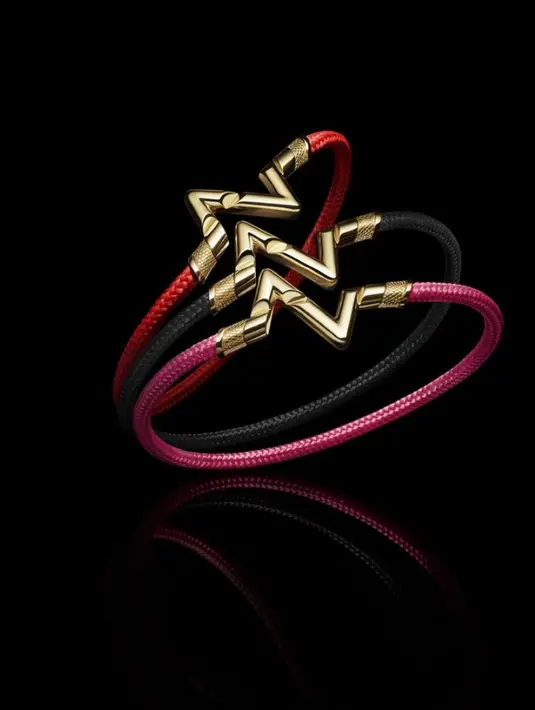 Nuansa dengan nama yang menggugah, hot pink, biru elektrik, hijau keberuntungan, merah gairah dan hitam pekat, melengkapi dua huruf L dan V dalam emas kuning yang berharga. (Dok/LouisVuitton).