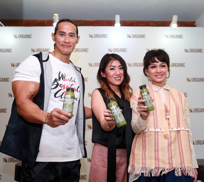 Andien dan dua rekan lainnya saat menunjukan minuman sehat &quot;Project Green Ligth&quot; | Photo: Copyright KapanLagi.com