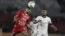 Gelandang Persija Jakarta, Novri Setiawan, berebut bola atas dengan striker Madura United, Beto Goncalves, pada laga Shopee Liga 1 di SUGBK, Jakarta, Jumat (13/12). Persija menang 4-0 atas Madura. (Bola.com/Yoppy Renato)