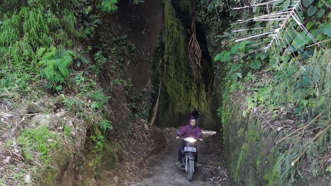 Melihat Terowongan 15 Meter yang Membelah Gunung Rompang Cianjur,  Hasil Swadaya Warga