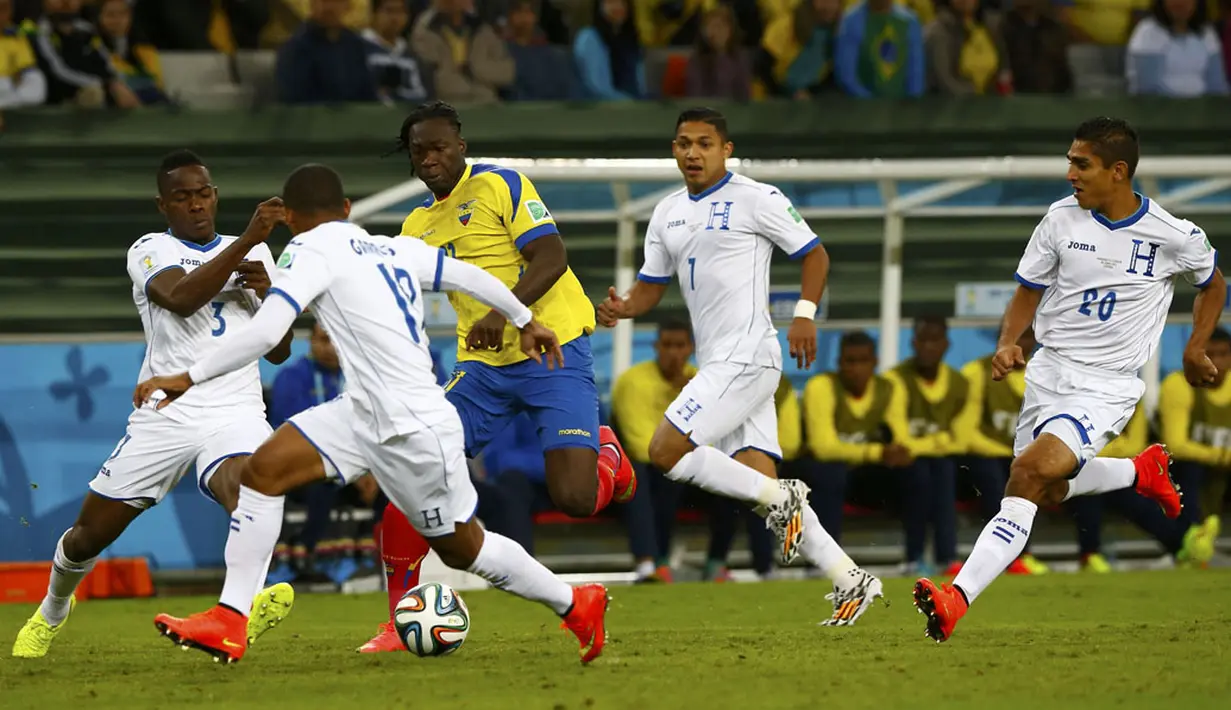 Pemain depan Ekuador, Felipe Caicedo (tengah) mencoba lolos dari kepungan empat pemain Honduras saat berlaga di penyisihan Piala Dunia 2014 di Stadion Baixada, Curitiba, Brasil, (21/6/2014). (REUTERS/Darren Staples)