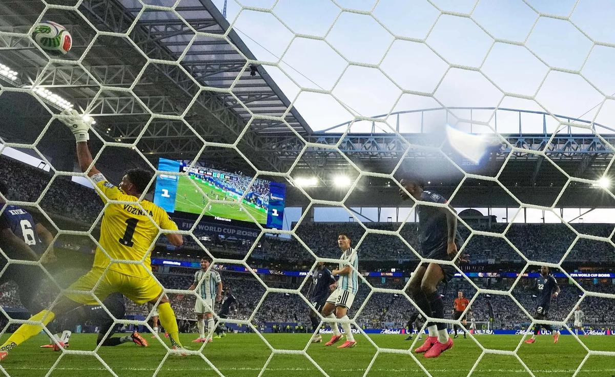 FOTO: Messi Bawa Argentina Melaju ke 16 Besar