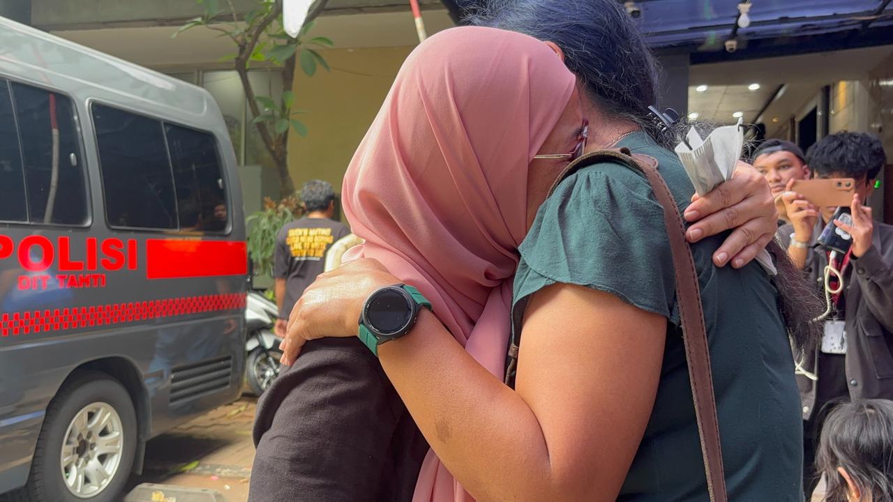 Air Mata Ibu Delpedro Tumpah Polda Metro Jaya
