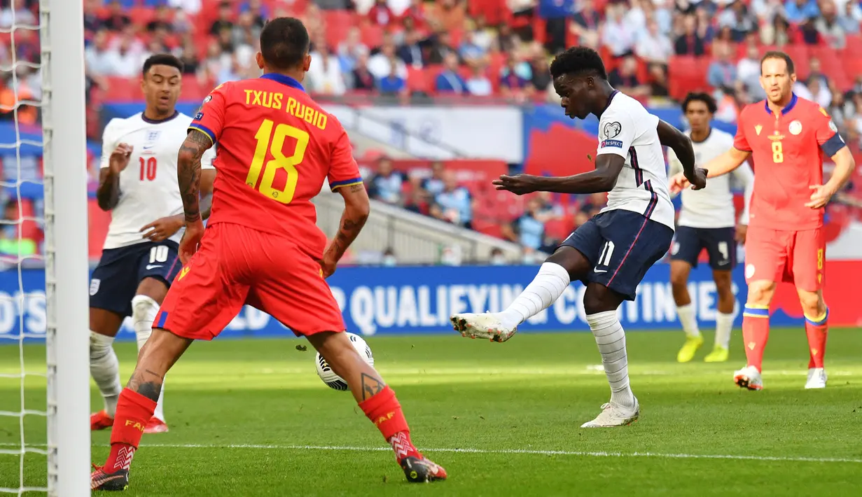 Inggris langsung menekan Andorra di awal laga. Pada menit ke-14 peluang pertama di peroleh tim Tiga Singa melalui Bukayo Saka. Menerima umpan tarik Jude Bellingham, sepakannya masih melebar dari gawang Andorra. (Foto: AFP/Justin Tallis)