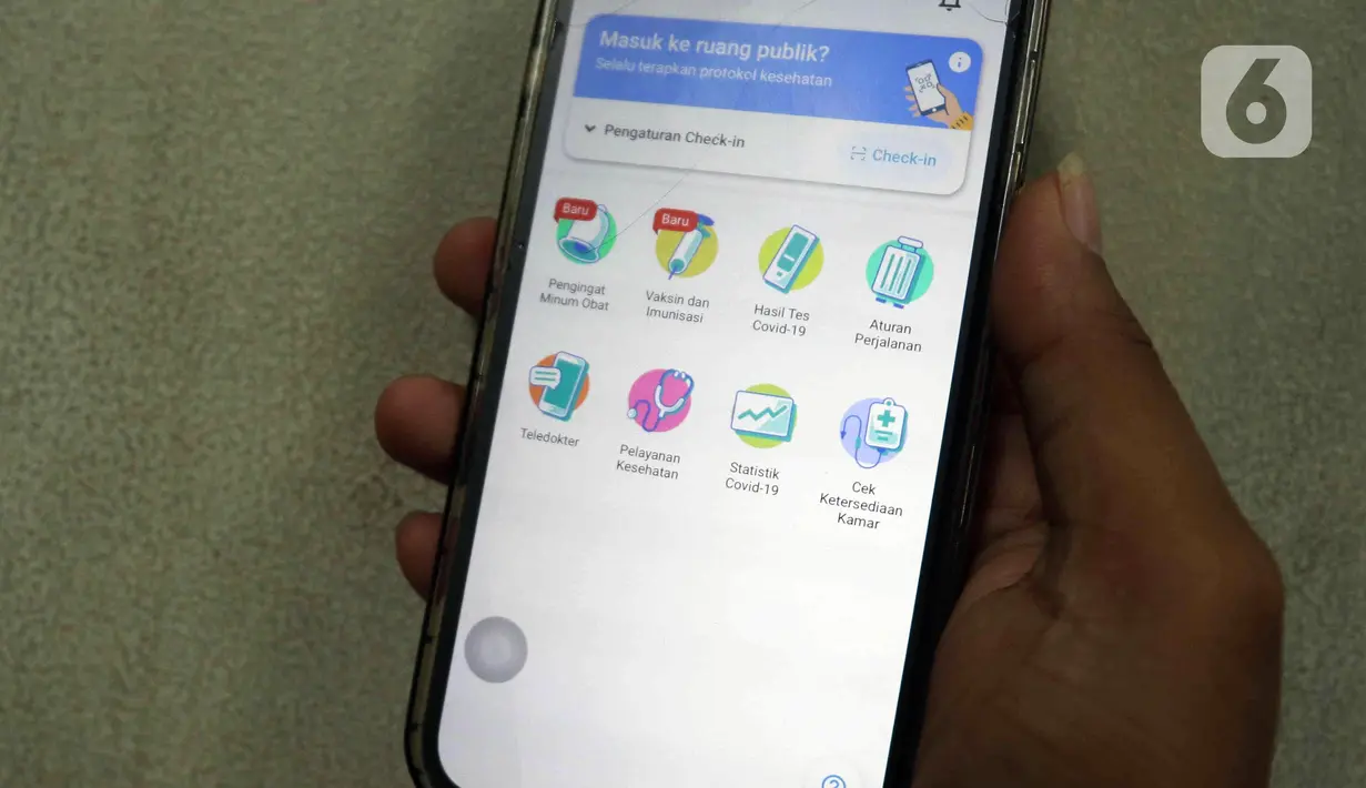 Warga menunjukkan aplikasi SatuSehat Mobile di Jakarta, Rabu (1/3/2023). Pengguna iOS dan Android sudah mulai bisa menemukan aplikasi SatuSehat Mobile di perangkatnya, maupun dengan melakukan update di toko aplikasi. (Liputan6.com/Herman Zakharia)