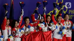 Tim bulutangkis putri Indonesia berpose saat menerima medali perak pada SEA Games 2019 di Muntinlupa Sports Complex, Manila, Selasa (3/12/2019). Tim Merah Putih takluk dari Thailand dengan skor 1-3. (Bola.com/M Iqbal Ichsan)