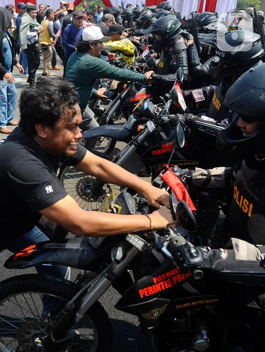 Sehingga petugas berhasil mengendalikan situasi dan mengamankan para pengunjuk rasa anarkis dan dianggap provokator. (merdeka.com/Arie Basuki)