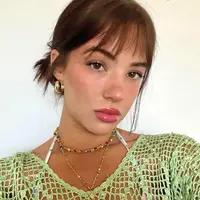 Tutorial button nose contour yang bisa bikin hidung terlihat kecil dan mancung dalam waktu singkat (foto: Instagram/sierracannon)