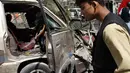 Seorang anak laki-laki Afghanistan melihat mobil yang rusak setelah ledakan di Kabul, Afghanistan, Rabu (9/9/2020). Juru bicara Kementerian Dalam Negeri Tareq Arian mengatakan laporan awal menunjukkan sedikitnya 10 warga sipil tewas dan lebih dari 12 orang lainnya luka-luka. (AP Photo/Rahmat Gul)