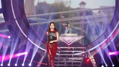 Ini penampilan NIKI yang terbaru di Istora Senayan Jakarta. Menjadi bintang utama di acara tersebut, NIKI tampil cantik menggunakan kaus tanpa lengan berwarna hitam dengan celana merah bermotif gelap. (Kapanlagi.com/Muhammad Akrom Sukarya)