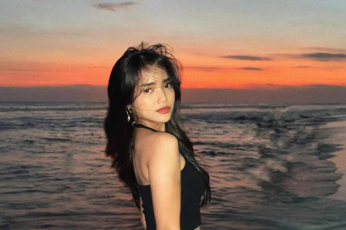 6 Tampilan Stunning Fuji An Pose di Pantai saat Sunset, Buktikan Keindahan Suasana Jelang Magrib