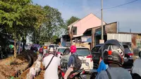 Kemacetan terjadi imbas Pemkot Cirebon melakukan penyekatan di perbatasan wilayah masuk Kota Cirebon. Foto (Liputan6.com / Panji Prayitno)