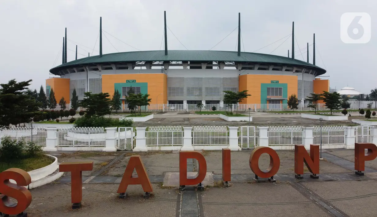 Foto udara suasana depan Stadion Pakansari, Kabupaten Bogor, Jawa Barat, Senin (13/4/2020). Bupati Bogor Ade Yasin menyatakan Pembatasan Sosial Berskala Besar pencegahan penularan virus COVID-19 yang rencananya dimulai Rabu (15/4) akan terfokus di zona merah. (Liputan6.com/Helmi Fithriansyah)