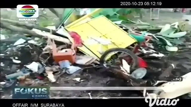 Gara-gara tali pengait di truk pengangkut lepas, akhirnya dua pipa baja lepas, dan menggelinding di jalur Pantura, Surabaya - Pasuruan, Jawa Timur. Saat kejadian, pemilik warung sedang tertidur pulas, hingga tewas tergencet pipa baja.