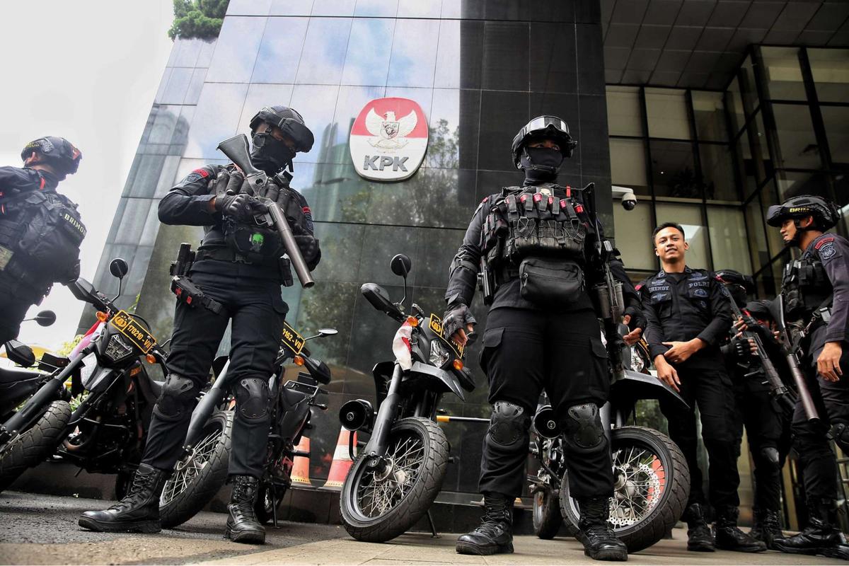 Gedung KPK Dijaga Ketat Polisi Bersenjata Saat Hasto Kristiyanto Diperiksa
