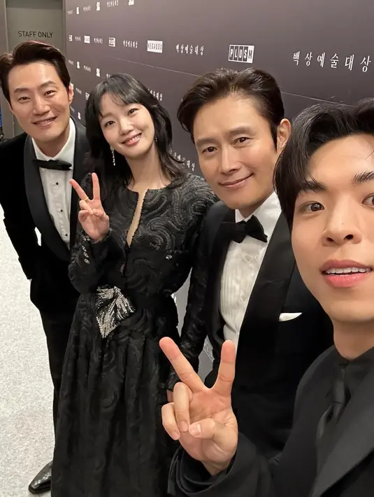 Artis BH Entertainment juga foto bareng di belakang panggung. Mereka tampak sangat kompak. (Foto: Instagram/ bhent_official_)