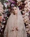 Lakukan pengajian, Syifa Hadju tampil begitu memukau dalam abaya brokat bernuansa pastel. Siluet sedrhana dipermasin dengan bordir yang memikat. [Foto: Instagram/ Syifa Hadju]